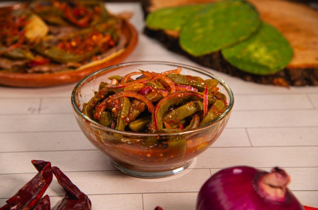 Salsa picante con nopales para carne asada
