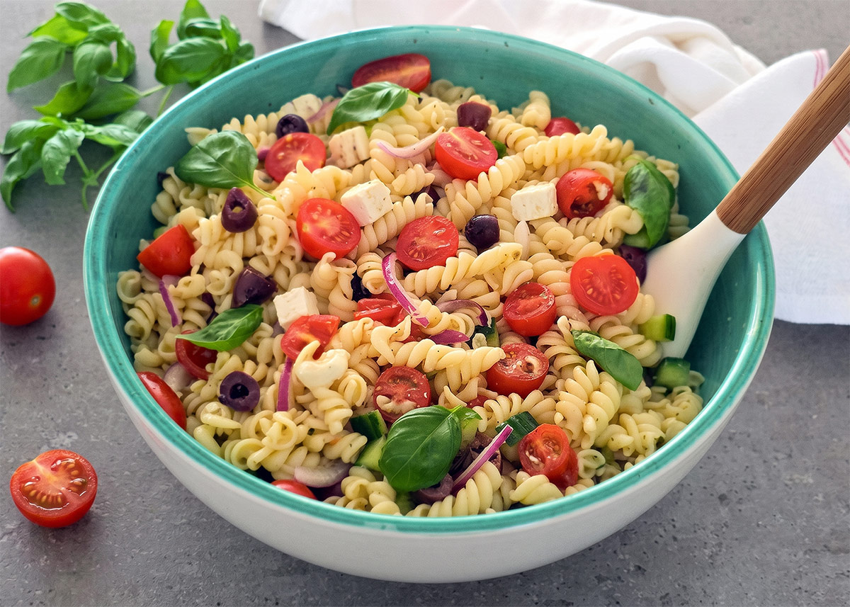 Ensalada de pasta griega con feta y aceitunas