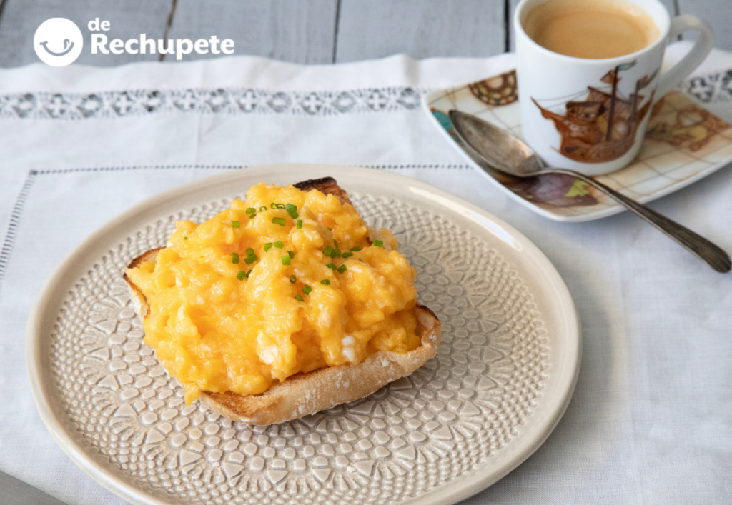 Huevos revueltos cremosos en 10 minutos