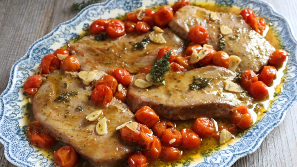 Atún marinado con tomates confitados en 45 minutos